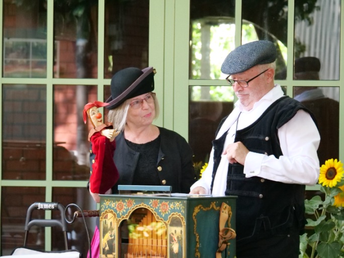 Michael und Edith Scheck mit ihrer Drehorgel