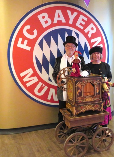 Michael und Edith Scheck auf der Weihnachtsfeier des FC Bayern München in der Allianz Arena